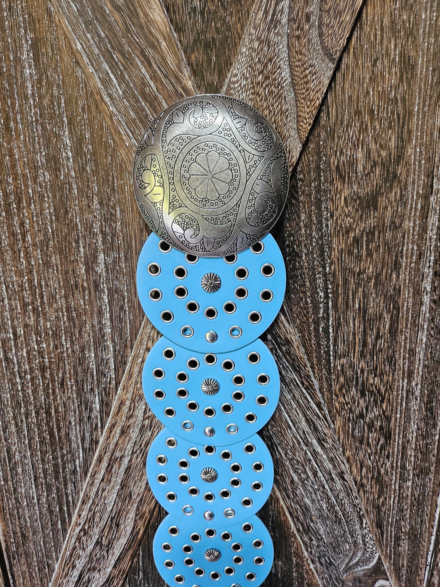 Light blue disc waist belt